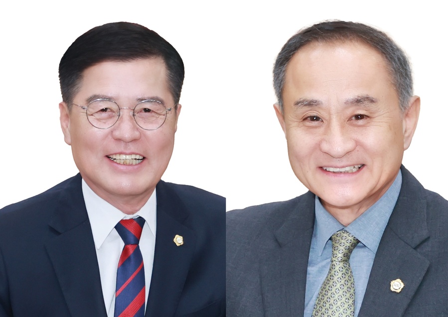 ▲ 왼쪽부터 신임 심상휴 의장, 부의장 윤영경 부의장.ⓒ청송군의회