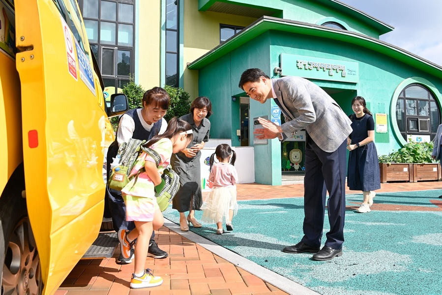 ▲ 최재훈 달성군수는 지난 1일, 민선 8기 2주년을 맞아 별도의 기념식 없이 관내 어린이집과 집중호우 대비 재난취약지역을 방문하며 현장 중심의 행정을 이어나갔다.ⓒ달성군