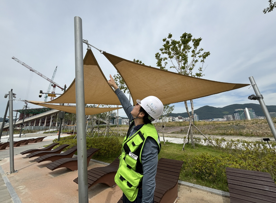 ▲ 부산시설공단 직원이 북항 친수공원 그늘막 안전점검을 하고 있다. ⓒ부산시설공단