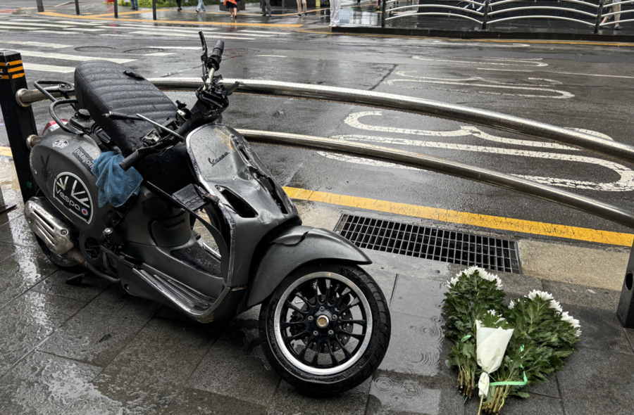 ▲ 지난 1일 밤 발생한 시청역 사고현장에 놓인 국화꽃. ⓒ곽예지 기자