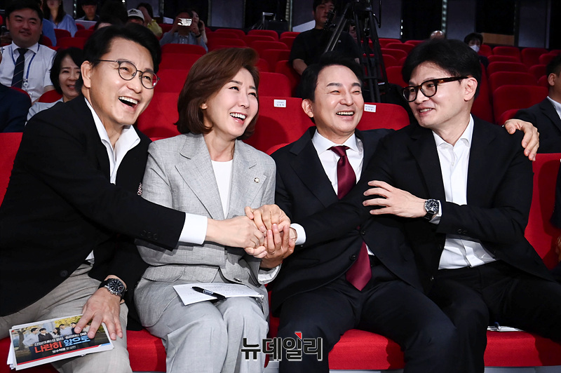 ▲ 윤상현(왼쪽부터), 나경원, 원희룡, 한동훈 국민의힘 당대표 후보가 2일 오전 서울 강서구 ASSA아트홀에서 열린 '체인지 5분 비전발표회'에서 인사를 나누고 있다.ⓒ서성진 기자