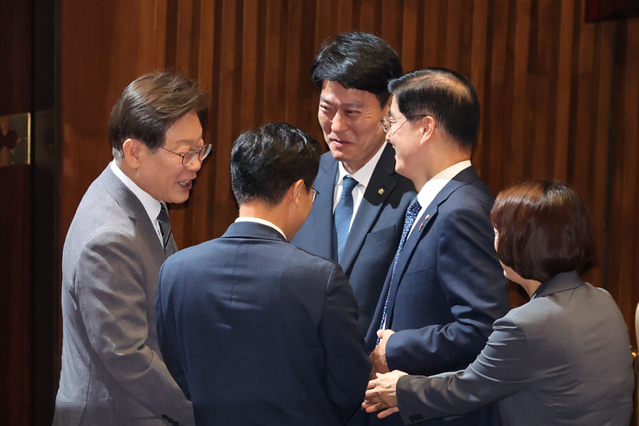 ▲ 이재명 더불어민주당 전 대표가 2일 오후 서울 여의도 국회에서 열린 제415회국회(임시회) 제4차 본회의에서 의원들과 인사를 하고 있다. ⓒ뉴시스