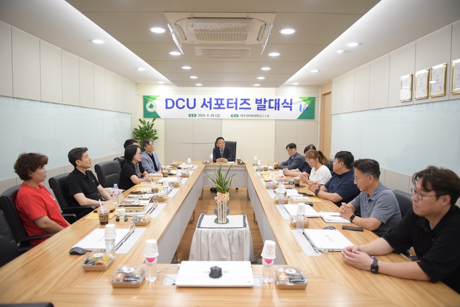 ▲ 전종국 특임 부총장, DCU 서포터즈, 학교 관계자 등이 참석한 가운데 열린 발대식에서는 선발된 서포터즈에게 위촉장을 전달하고 대학 알리미 역할과 전반적인 서포터즈 활동을 안내하는 시간을 가졌다.ⓒ대구사이버대