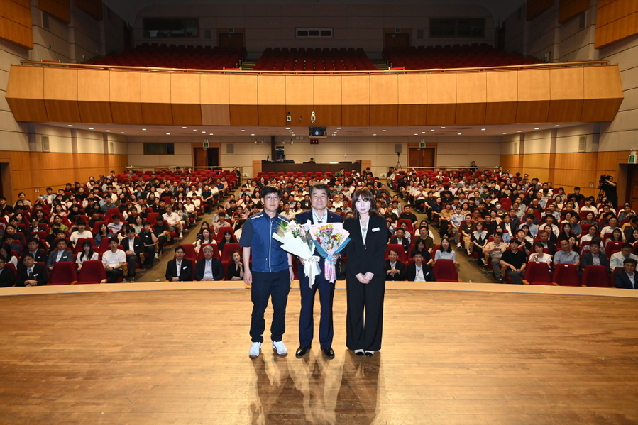 ▲ 김충섭 김천시장(중앙)이 취임 2주년을 맞아 직원들로부터 꽃다발을 받고 기념촬영을 하고있다ⓒ김천시 제공