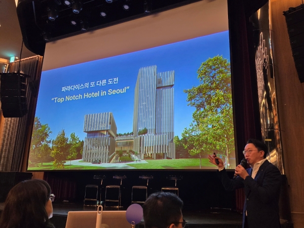 ▲ 최종환 파라다이스 대표가 2일 인천 영종국제도시 파라다이스시티 ‘루빅’에서 열린 ‘파라다이스 미디어∙IR 데이’ 행사에서 2028년 그랜드 오픈 예정인 장충동 호텔에 대해 설명하고 있다.ⓒ최신혜 기자