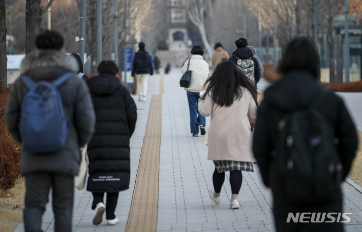 ▲ 서울시내 한 대학교에서 학생들이 이동하고 있다. ⓒ뉴시스