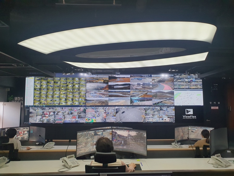 ▲ 음주 운전을 예방하고 미귀가자의 조기 발견으로 생명 구호 활동에 기여한 영천시 스마트도시통합센터 관제요원들이 지난 2일 영천경찰서장 감사장을 수상했다.ⓒ영천시