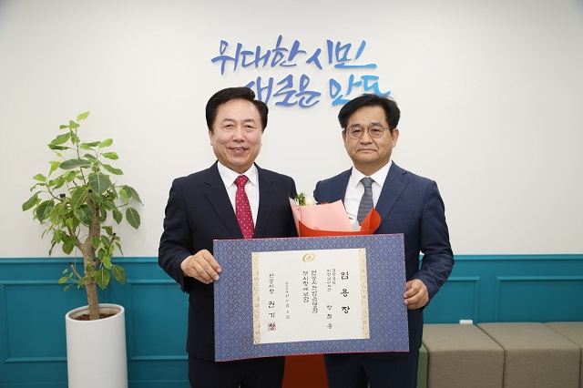 ▲ 왼쪽부터 권기창 안동시장, 장철웅 신임 부시장.ⓒ안동시