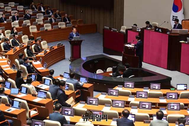 ▲ 이상민 행정안전부 장관이 2일 오후 국회 본회의 대정부질문에서 의원들의 질문에 답하고 있다. ⓒ이종현 기자