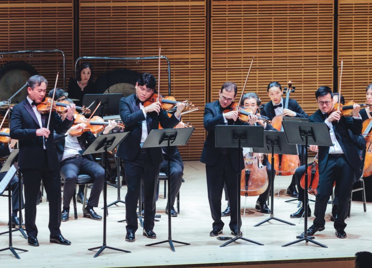 ▲ 세종솔로이스츠와 Four Concertmasters(2024년 뉴욕 카네기홀 세계 초연 현장, 왼쪽부터 프랭크 황·다니엘 조·데이비드 챈·앤드류 완).ⓒ세종솔로이스츠