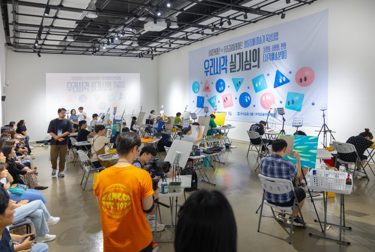 ▲ 지난 6월 15일 '우리 시각' 실기 심의에 참여한 발달장애 미술가들이 작품을 완성하고 있다.ⓒ서울문화재단