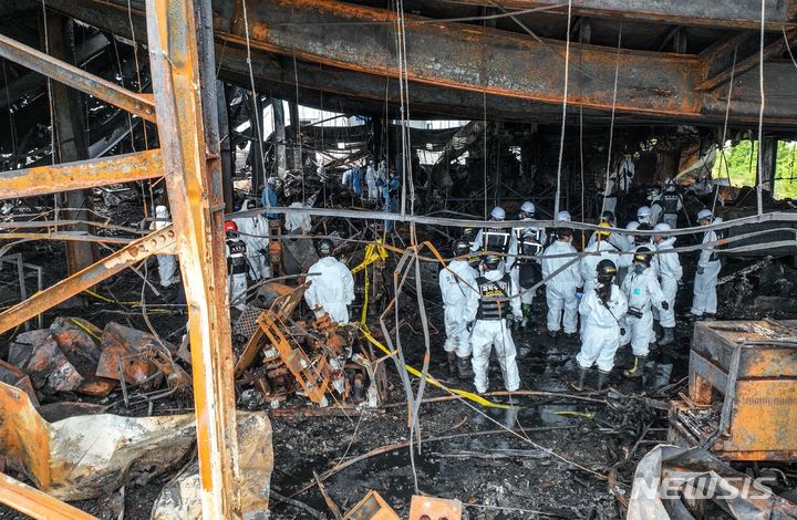 ▲ 지난달 25일 경기 화성 소재 아리셀 공장 건물에서 화재가 발생해 국과수 합동 감식이 진행되고 있다. ⓒ뉴시스