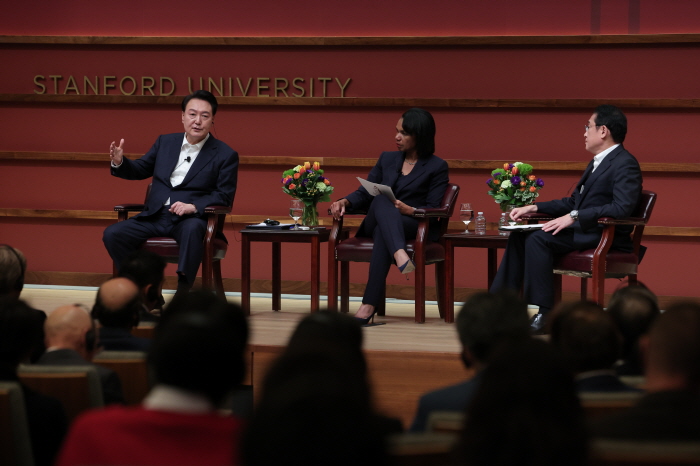 ▲ 2023년 11월 17일(현지시간) 아시아태평양경제협력체(APEC) 정상회의 참석차 미국을 방문 중이던 윤석열 대통령과 기시다 후미오 일본 총리가 17일(현지시간) 캘리포니아주 스탠퍼드대학교 후버연구소에서 열린 한일 정상 좌담회에서 콘돌리자 라이스 전 미국 국무장관의 사회로 대담하고 있다. ⓒ뉴시스