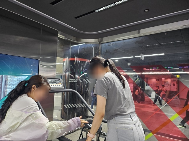 ▲ 지난달 28일 퇴근하고 러너스테이션을 찾은 임모씨가 코치의 설명을 들으면서 트레드밀을 이용하고 있다.ⓒ강세영 기자