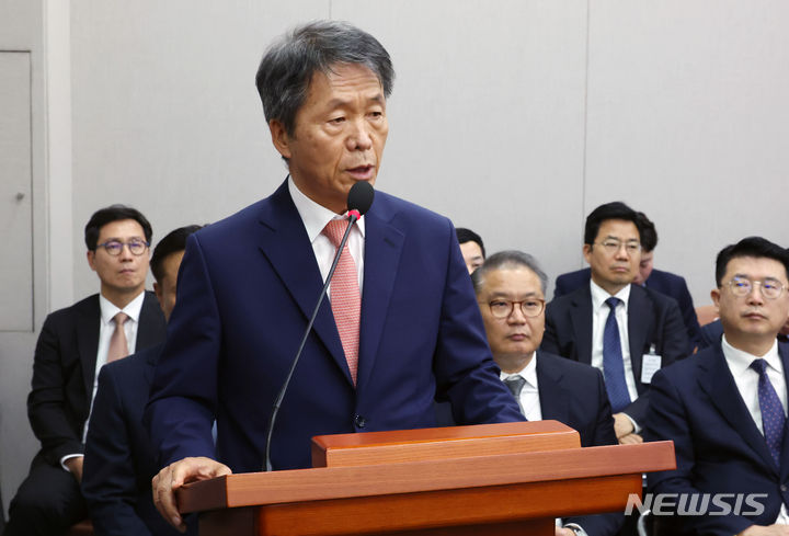 ▲ 용원 국가인권위원회 상임위원이 지난 1일 오후 서울 여의도 국회에서 열린 운영위원회 전체회의에서 의원 질의에 답변하고 있다. ⓒ뉴시스