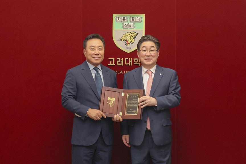 ▲ 유상덕 ㈜ST인터내셔널 회장(왼쪽)과 김동원 고려대 총장이 기념 사진을 찍고 있다.ⓒ고려대