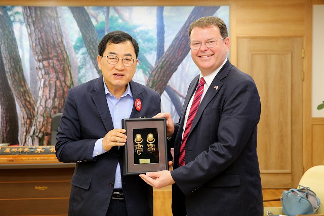 ▲ 놀란 바크하우스 주부산 미국영사관 영사가 3일 주낙영 시장을 청사 내 대외협력실에서 예방한 후 기념촬영을 하고 있다.ⓒ경주시