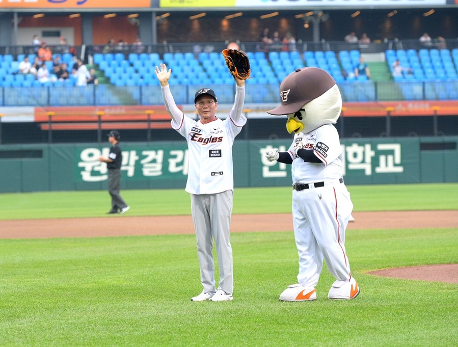 ▲ 대전 한화이글스파크에서 열린‘음성명작의 날’ 행사에서  조병옥 음성군수가 시구에 앞서 인사를 하고 있다. ⓒ음성군