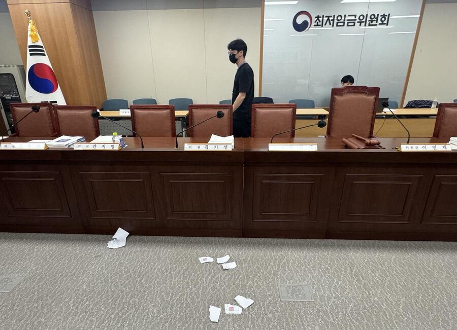 ▲ 지난 2일 최저임금위 7차 회의 중 민주노총 일부 근로자위원이 투표용지를 찢은 모습. ⓒ연합뉴스