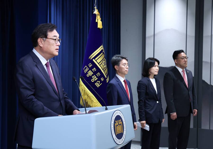 ▲ 정진석 대통령 비서실장이 4일 서울 용산 대통령실 청사에서 윤석열 대통령의 정무직 인선 브리핑을 하고 있다. 왼쪽부터 정 비서실장, 김완섭 환경부 장관 후보자, 이진숙 방송통신위원장 후보자, 김병환 금융위원장 후보자. ⓒ뉴시스 제공