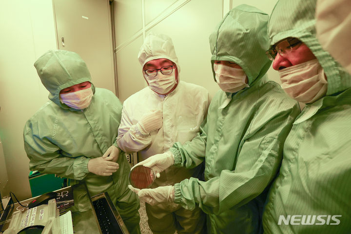 ▲ 이주호 부총리 겸 교육부 장관이 지난해 7월20일 서울 관악구 서울대학교에서 열린 반도체공동연구소 협의체 출범식을 마친 후 연구소 시설을 견학하고 있다. ⓒ뉴시스