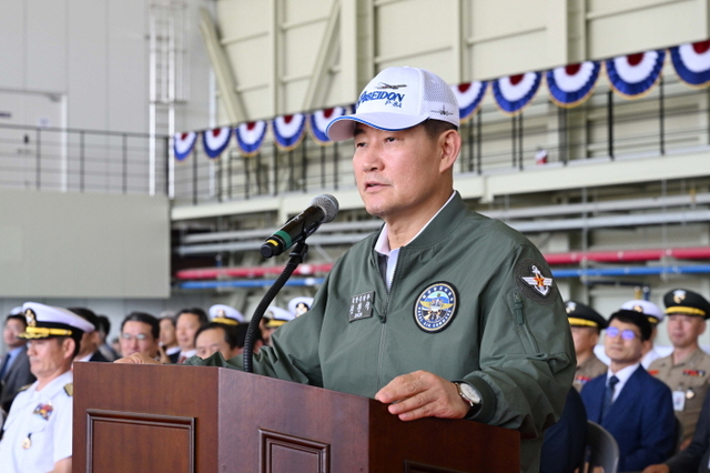 ▲ 4일 해군항공사령부에서 개최된 'P-8A 포세이돈' 해상초계기 인수식에서 신원식 국방부장관이 축사를 하고 있다. ⓒ해군 제공