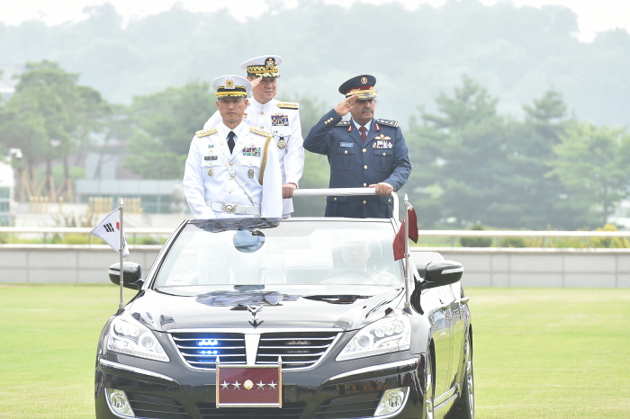 ▲ 김명수 합참의장이 4일 합참의 초청으로 방한한 카타르 총참모장 살렘 빈 하마드 알-나빗 공군 중장을 접견했다. ⓒ합동참모본부 제공