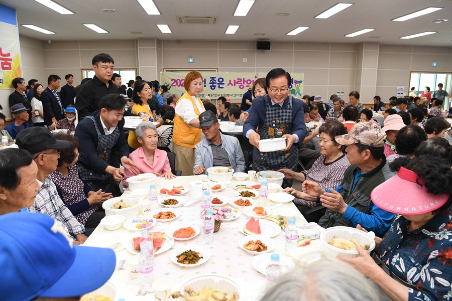 ▲ 완주군 상관면 지역사회보장협의체가 홀몸 어르신을 위한 삼계탕을 나누고 있다.ⓒ완주군