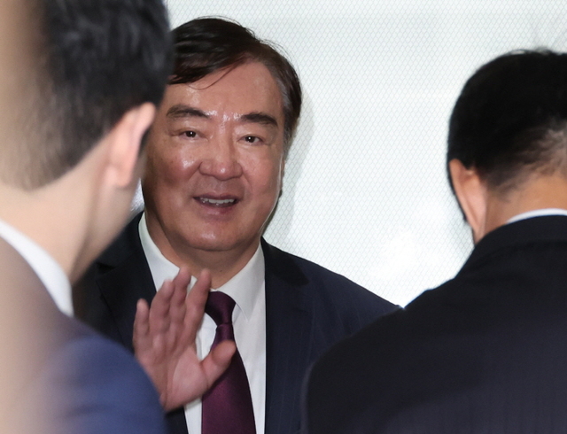 ▲ 이임을 앞둔 싱하이밍 주한중국대사가 4일 오전 조태열 외교부 장관 접견을 위해 서울 종로구 외교부 청사에 들어서 엘리베이터를 타며 손인사를 있다. ⓒ뉴시