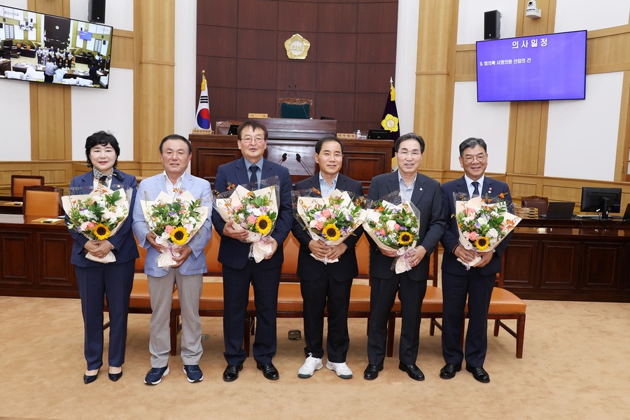 ▲ 경산시의회 4일 제9대 후반기 첫 회기인 제256회 경산시의회 임시회 제1차 본회의에서 후반기 의장으로 안문길 의원, 부의장에는 이동욱 의원이 선출됐다.ⓒ경산시