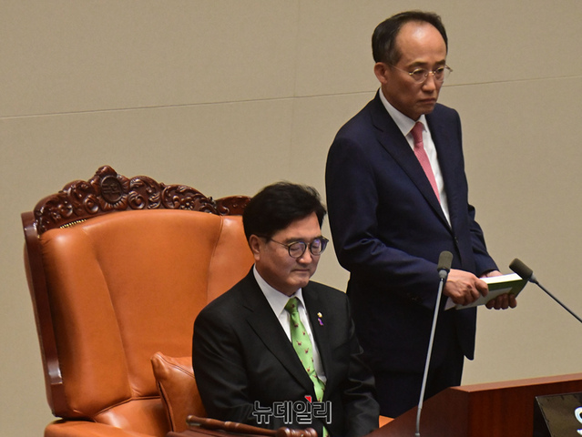 ▲ 추경호 국민의힘 원내대표가 4일 오후 국회에서 열린 본회의에서 무제한 토론(필리버스터) 중단을 요구한 우원식 국회의장에게 항의하고 있다. 국민의힘은 이날 민주당 등 야권이 해병순직 특검법을 강행 처리하자 5일 예정된 22대 국회 개원식에 불참을 선언하자 잠정 연기됐다.ⓒ이종현 기자