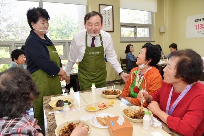 ▲ 이병노 담양군수(가운데)가 향촌돌봄 관련 행사에 참석해 관내 어르신과 소통하고 있다.ⓒ 담양군