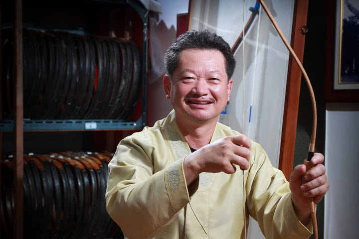 ▲ 예천군(군수 김학동) 예천박물관은 7월 5일부터 7일까지 우리나라 전통 활 ‘국궁’의 가치를 알리기 위해 국가무형유산 ‘궁시장’ 보유자 김성락 씨 공개 행사를 펼친다.ⓒ예천군