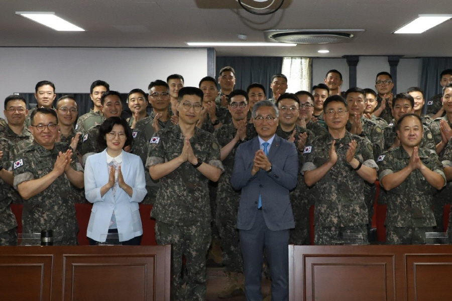 ▲ 김재구 총장이 특강을 마치고 장병들과 기념 촬영을 하고 있다. ⓒ경남도 제공