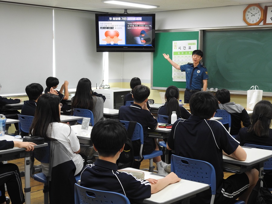 ▲ 익산경찰서 여성청소년과는 부송중학교에서 지난 4일 사이버 학교폭력 예방 특별교육을 시행하였다.
ⓒ익산경찰서