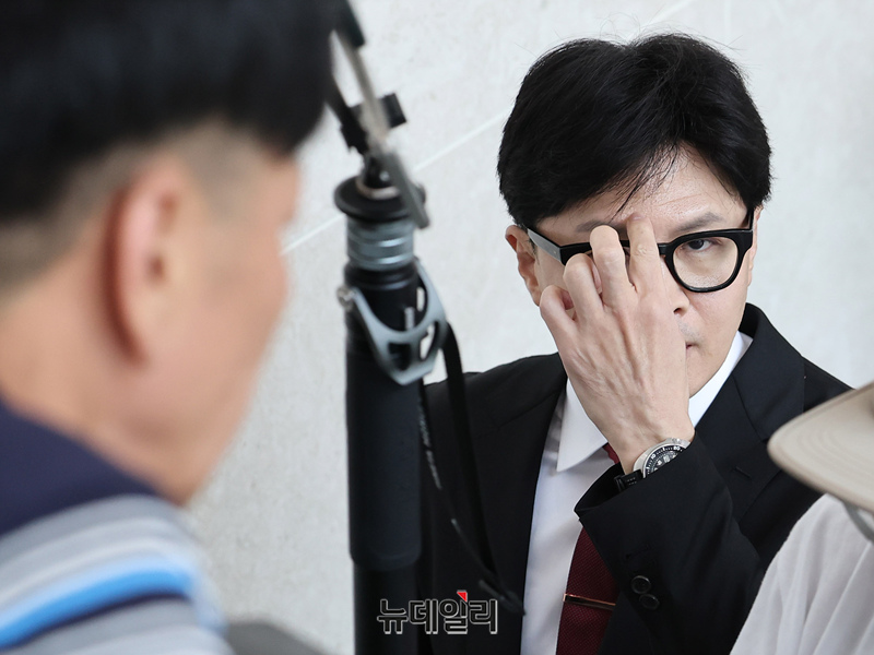 ▲ 한동훈 전 국민의힘 비상대책위원장이 지난달 23일 오후 국회 소통관에서 7월 개최되는 전당대회에서 선출할 당대표에 출마 선언을 하기위해 기자회견장으로 이동하고 있다. ⓒ정상윤 기자