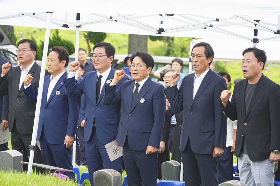 ▲ 강기정 광주광역시장이 5일 오후 북구 망월동 민족민주열사묘역에서 진행된 '제37주기 이한열 열사 추모식'에 참석해 임을 위한 행진곡을 제창하고 있다.ⓒ광주광역시