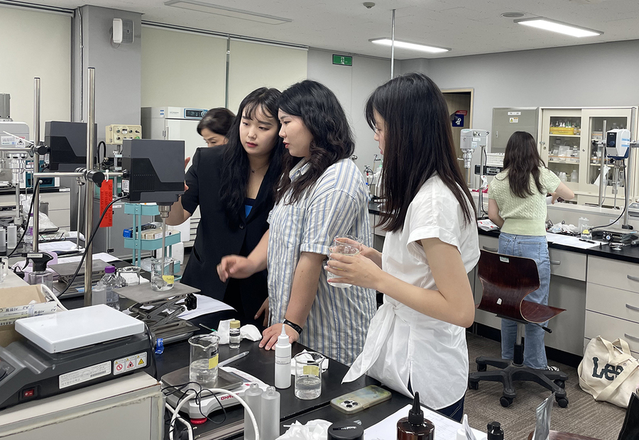 ▲ 대구한의대학교(총장 변창훈) 코스메이커스페이스사업단(사업단장 이수연)은 최근 화장품 제조 창업에 관심이 있는 재학생과 일반인을 대상으로 ‘기초화장품 제조 교육’ 프로그램을 총 3회차 진행했다.ⓒ대구한의대