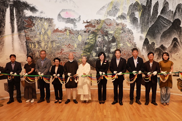 ▲ 솔거미술관 현지우현 전시 개막식 테이프 커팅을 하고 있다.ⓒ경북문화관광공사