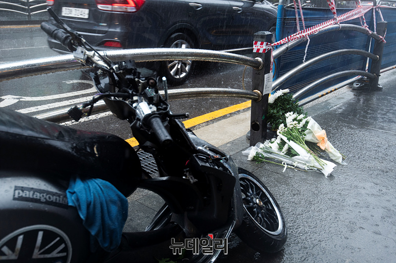 ▲ 승용차가 보행자를 덮쳐 9명이 사망하고 4명이 다치는 사고가 발생한 가운데 2일 오후 서울 중구 시청역 앞 사고현장에 국화꽃과 추모 메시지가 남겨져 있다. ⓒ서성진 기자