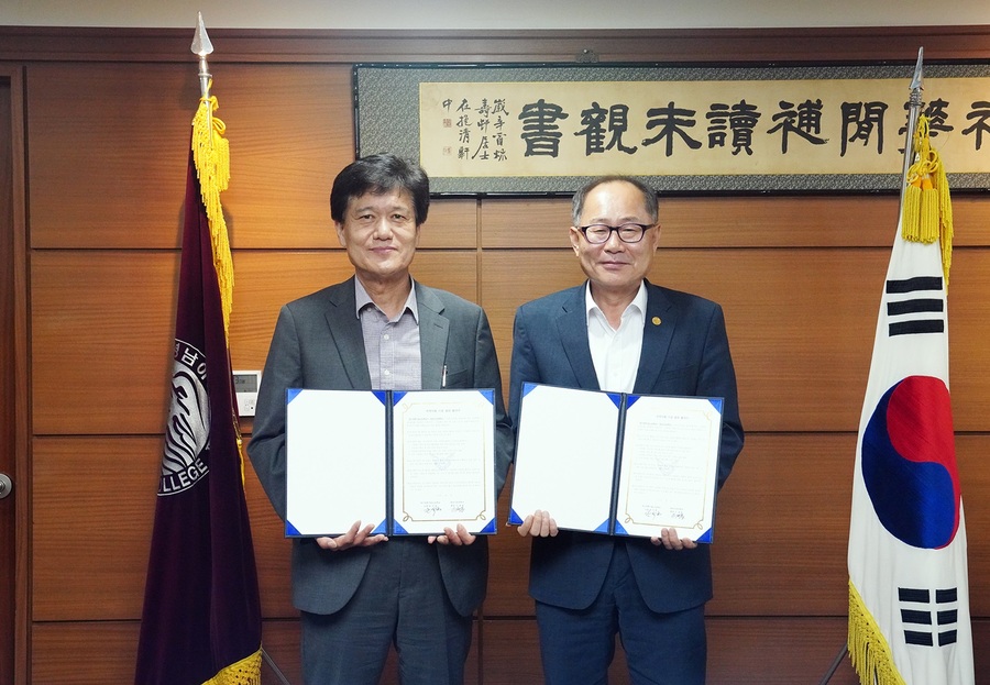 ▲ 이재용 총장과 윤석희 교장이 기념사진을 촬영하고 있다.ⓒ영남이공대