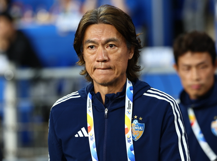 ▲ 홍명보 울산현대HD 감독이 2024년 4월 17일 울산 문수축구경기장에서 열린 2023-2024 아시아축구연맹(AFC) 챔피언스리그(ACL) 4강 1차전 울산 HD와 요코하마 F.마리노스의 경기장으로 나오고 있다. ⓒ뉴시스