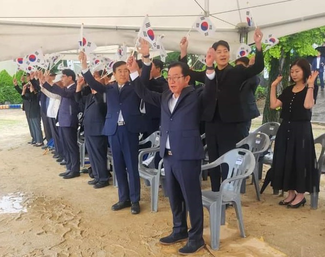 ▲ 7일 충북 충주시 동락분교에서 6·25 전쟁 첫 전승 ‘동락전투’ 승리 기념행사에서 이종배 의원과 조길형 충주시장 등 참석자들이 만세삼창을 하고 있다.ⓒ이종배 의원실