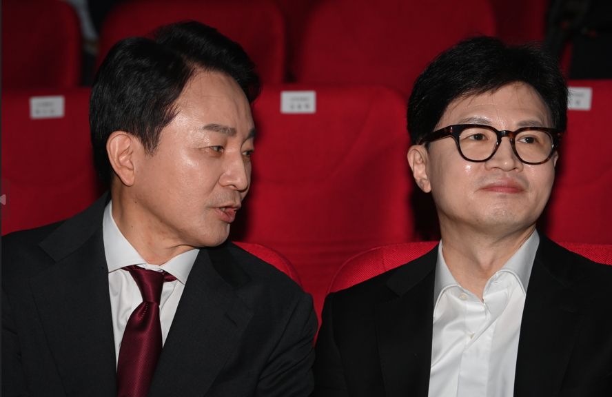 ▲ 국민의힘 원희룡, 한동훈 당대표 후보가 지난 2일 서울 강서구 ASSA아트홀에서 열린 '체인지 5분 비전발표회'에서 정견 발표에 앞서 대화를 나누고 있다. ⓒ뉴시스