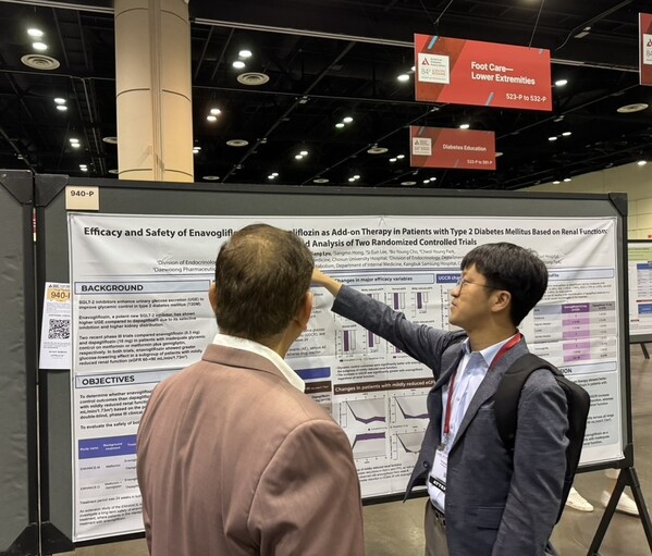 ▲ 류영상 조선대학교병원 교수가 미국 당뇨병학회에서 대웅제약 엔블로의 다파글리플로진 대비 경증 신장애 동반 당뇨병 환자 대상 우수한 혈당 강하효과에 대한 연구결과 포스터를 해외 의료진에게 소개하고 있다.ⓒ대웅제약