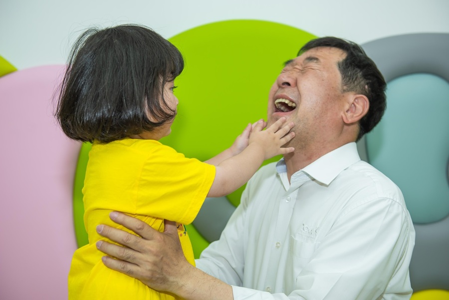 ▲ 충북 증평군이 도내 최고 수준의 아이돌봄 서비스로 인정을 받았다. 이재영 군수가 아이와 함께 즐거워하고있다.ⓒ증평군