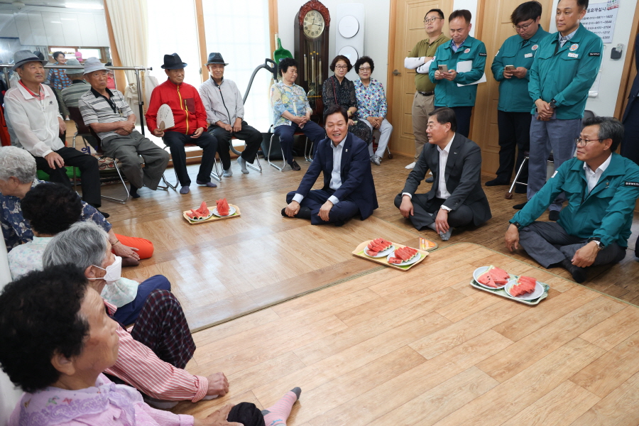 ▲ 박완수 도지사가 합천읍 할머니 경로당을 방문해 여름철 불편한 점은 없는지 주민들과 담소를 나누고 있다. ⓒ경남도 제공