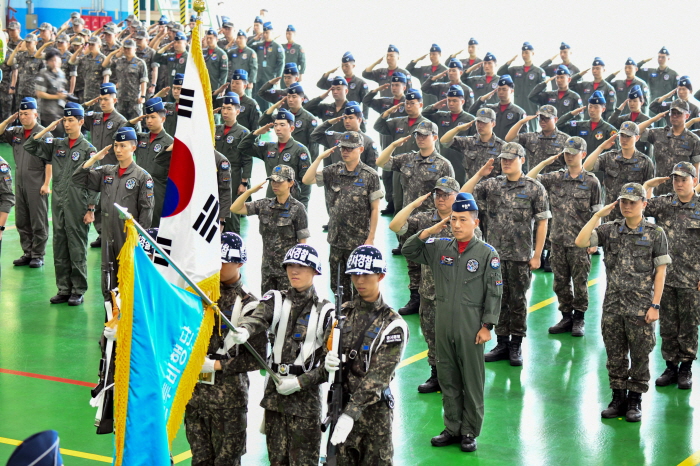 ▲ 공군은 오는 12일부터 내달 2일까지 호주 다윈(Darwin)기지에서 열리는 대규모 다국적 연합공중훈련 '2024 피치블랙'(Pitch Black) 훈련에 참가한다. 사진은 8일 공군 제11전투비행단 구상모 단장(준장) 주관으로 개최된 출정식에서 국기에 대한 경례하고 있는 훈련 참가요원들.  ⓒ공군 제공