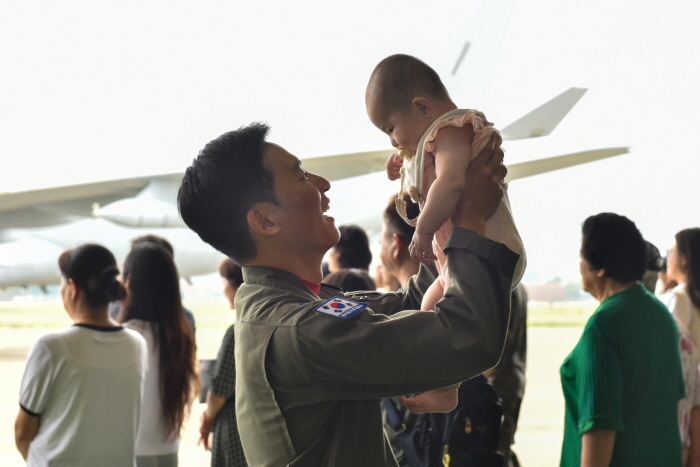 ▲ 공군은 오는 12일부터 내달 2일까지 호주 다윈(Darwin)기지에서 열리는 대규모 다국적 연합공중훈련 '2024 피치블랙'(Pitch Black) 훈련에 참가한다. 사진은 훈련참가를 앞두고 아기와 인사하고 있는 조종사 아빠.  ⓒ공군 제공