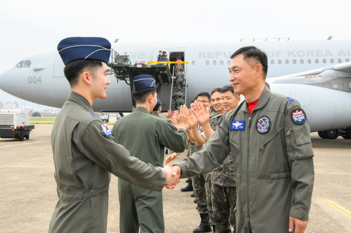 ▲ 공군은 오는 12일부터 내달 2일까지 호주 다윈(Darwin)기지에서 열리는 대규모 다국적 연합공중훈련 '2024 피치블랙'(Pitch Black) 훈련에 참가한다. 사진은 훈련 참가요원들을 격려하고 있는 구상모 단장(준장)을 비롯한 11전비 지휘관 참모.  ⓒ공군 제공